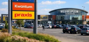 Woonboulevard in Heerenveen met winkels en parkeerterrein